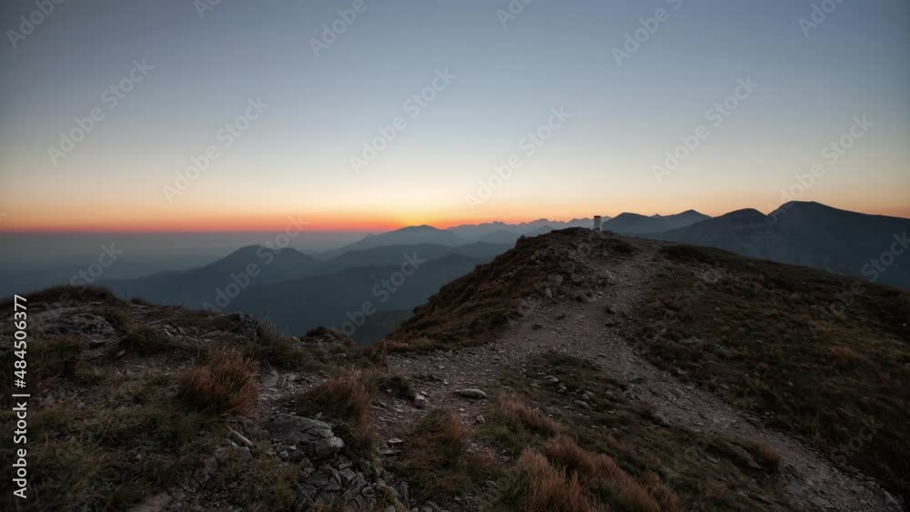 Sunrise behind the Mountains (4K Timelapse) Sunrise behind the Mountains (4K Timelapse)