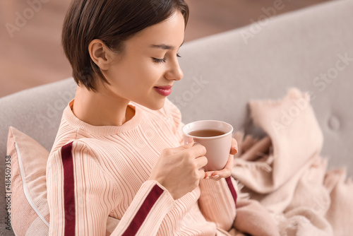 Beautiful young woman drink...