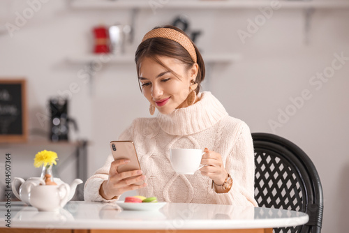 Beautiful young woman drink...