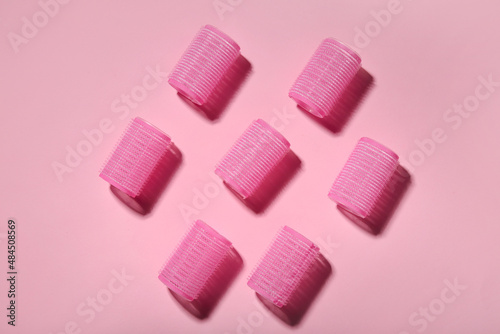 Tableau sur toile Set of hair curlers on pink background