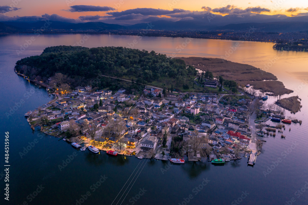 Obraz premium Ioannina city in Greece, Aslan Pasha Tzami, the lake with the island of Kyra Frosini or nissaki.