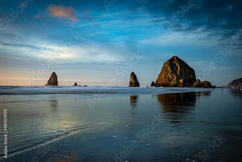 Fototapeta Naklejka Na Ścianę i Meble -  Cannon beach and Haystack rock at sunset