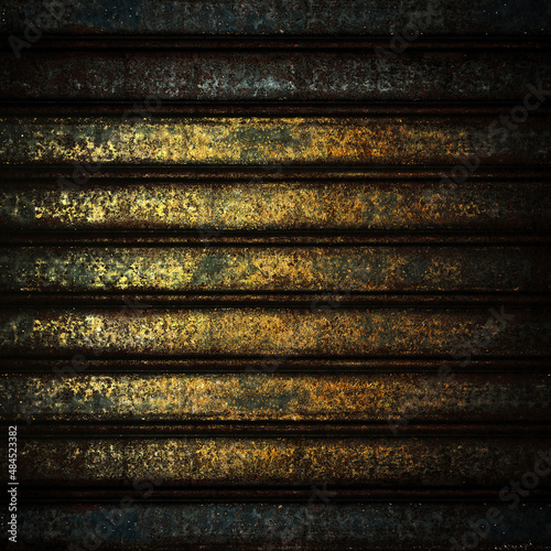古いシャッターと金