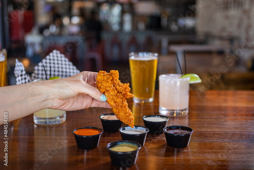 Εκτύπωση καμβά glass of beer on the table chicken tender dipping sauces