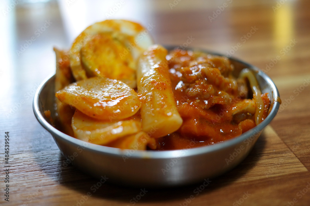 It is a traditional Korean food made with red pepper paste seasoning and rice cake. It is a traditional Korean food made with red pepper paste seasoning and rice cake.