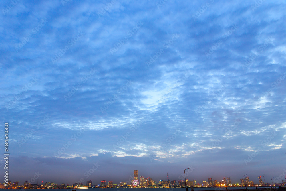 Fototapeta premium 曇り空と夜景