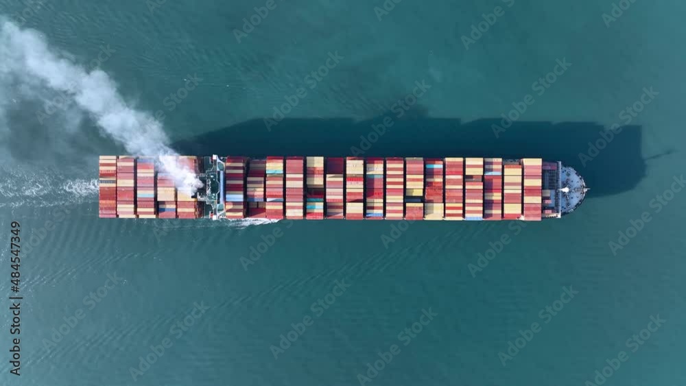 Vidéo Stock Stern of large cargo ship with Smoke exhaust gas emissions
