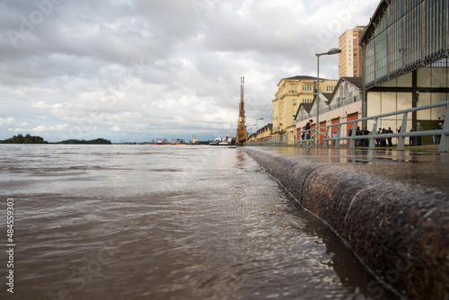 PORTO ALEGRE (12/12/2015) - Rio Guaíba atinge maior nível de sua história. Marca chegou a 2,88 metros, maior desde a enchente de 1941. (Lucas Azevedo) photo