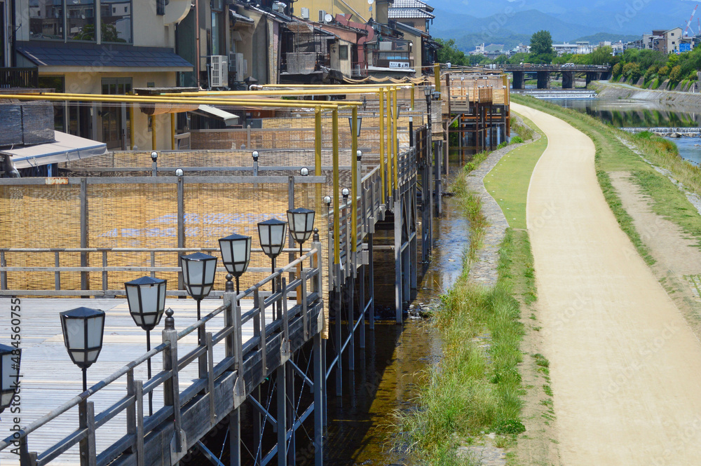 初夏の京都市鴨川の川床風景02