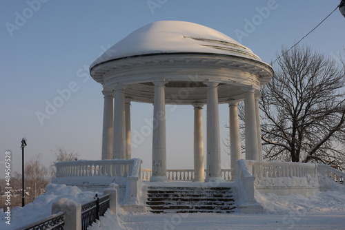 Obraz na plátně the old rotunda in the park