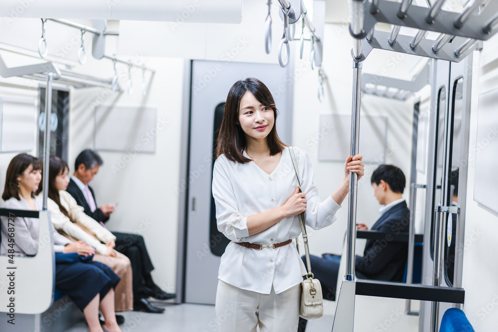 電車でおでかけをする主婦 電車でおでかけをする主婦
