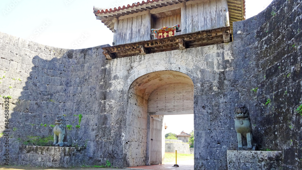 Fototapeta premium 歓会門とシーサー 沖縄 首里城 世界遺産