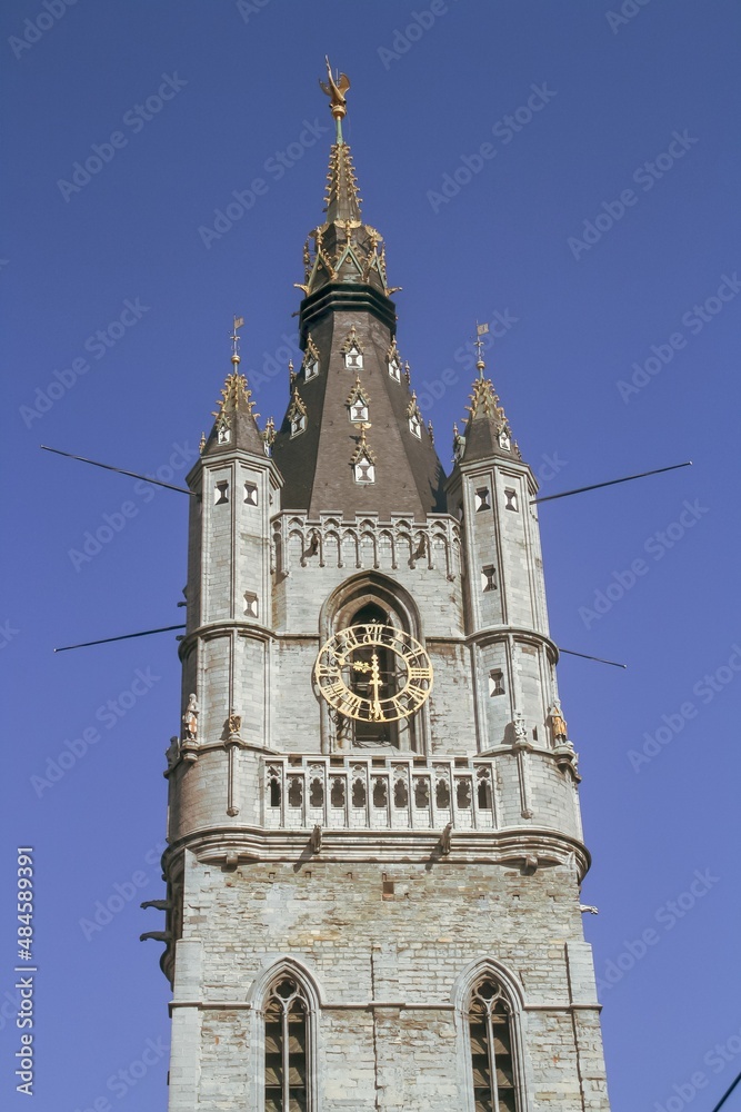 El campanario de Gante una antigua torre medieval en el antiguo centro de la ciudad de Gante. La torre medieval más alta que domina el casco antiguo de Gante y el campanario más alto de Bélgica.