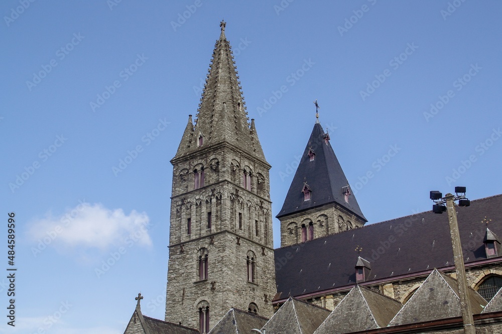 Iglesia de San Jacobo o Iglesia de Santiago, en Gante, Bélgica. La primera iglesia de madera dedicada a Santiago se construyó en este lugar en 1093. La iglesia actual es de estilo románico.