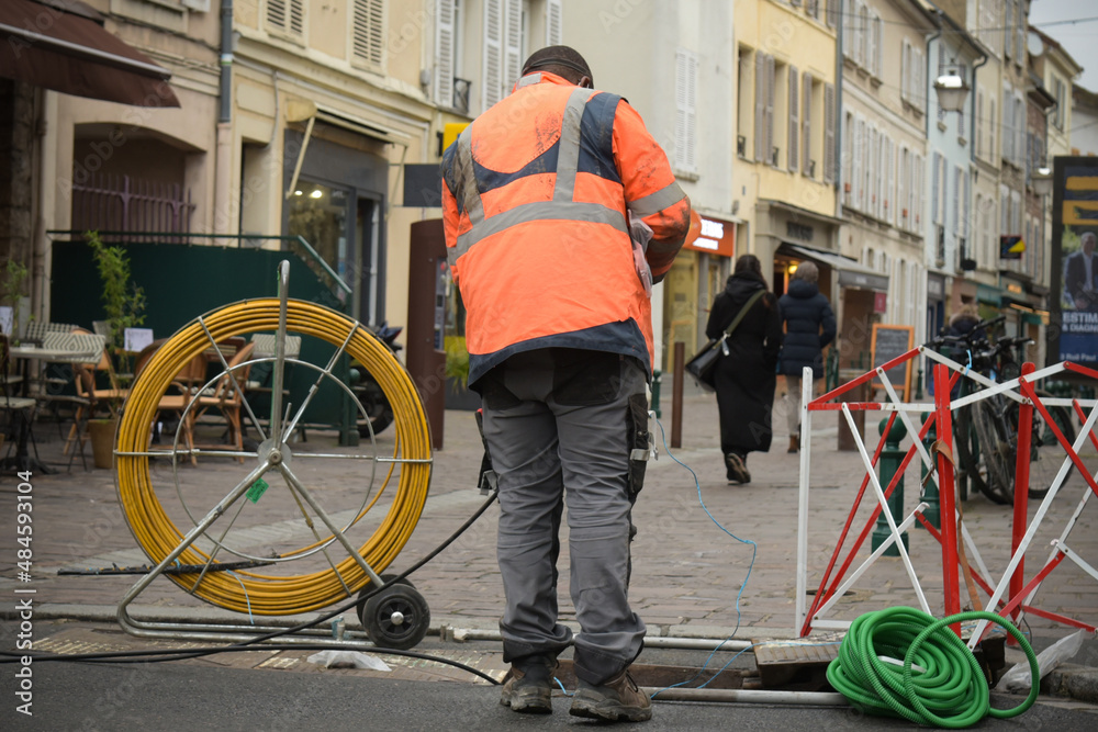 technician who installs optical fiber in the city center