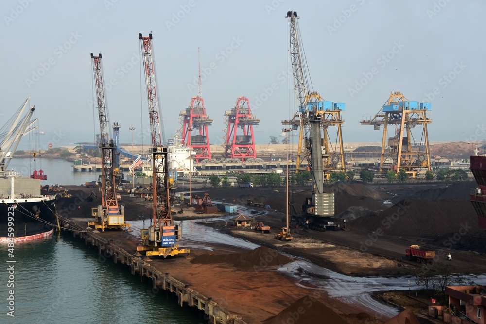Krananlagen zur be- und entladung von Schiffen im Hafen von New Mangalore Indien