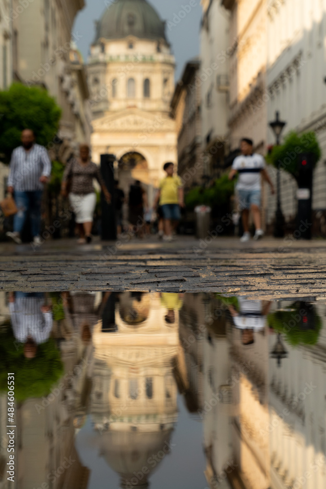 Obraz premium People walking down the road