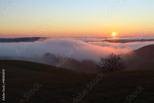 Coucher de soleil sur la mer de nuage se formant en hiver sur le collines du Gers
