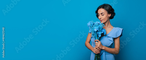Fotografia Wide banner photo of young gorgeous woman in a bright blue dress is looking in t