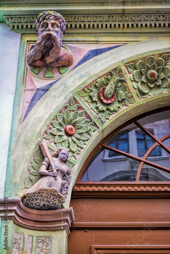 görlitz, deutschland - figurenschmuck an einem hauseingang photo