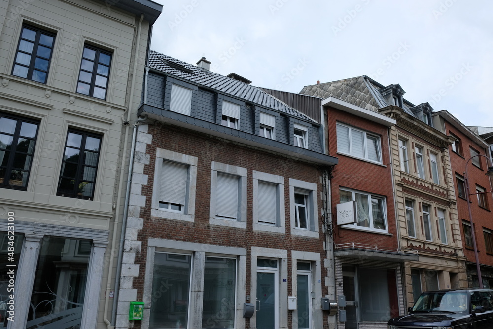 FU 2020-07-26 Belgien ruck 68 Alte Gebäude an einer Straße