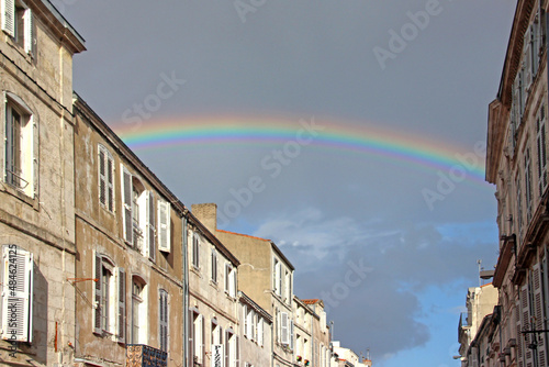 Regenbogen über den Gassen und Straßen von La Rochelle in Frankreich am Atlantik im Golf von Biskaya