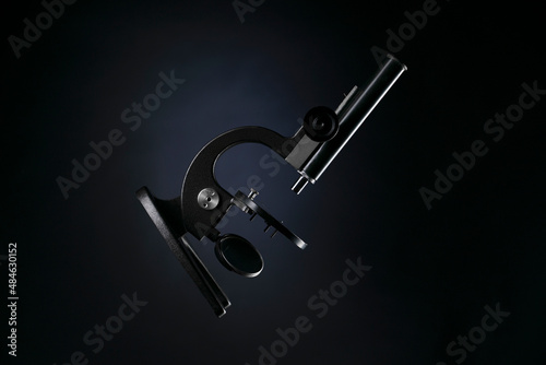 The microscope is in the air on a dark background with underlined contours
