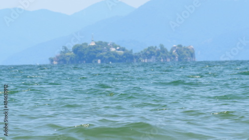 湖に浮かぶ島。