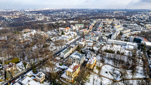 Jastrzębie Zdrój, miasto przemysłowe zimą z lotu ptaka na Śląsku w Polsce, pa...