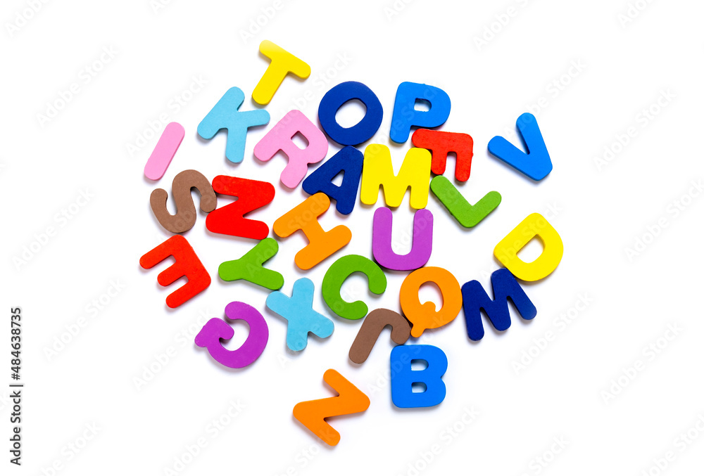 Obraz premium English alphabet made of square wooden tiles with the English alphabet scattered on white background.