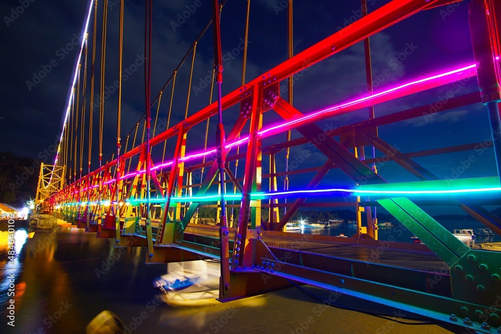 Obraz premium bridge at night in nusa lembongan yellow bridge
