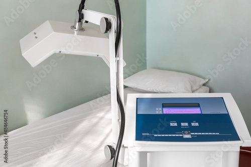 Tableau sur toile Close-up detail view of physiotherapy medical diathermy treatment equipment