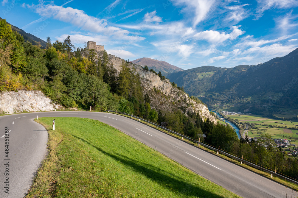 Alpenstraße mit Blick auf Burg Laudegg - Ladis, Österreich