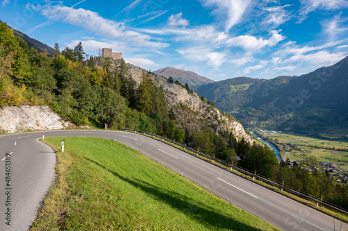 Alpenstra  e mit Blick auf Burg Laudegg - Ladis    sterreich