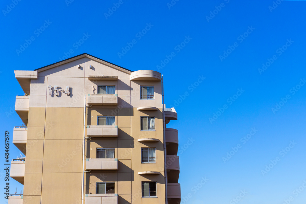 Exterior of high-rise condominium and refreshing blue sky scenery_sky_30 Exterior of high-rise condominium and refreshing blue sky scenery_sky_30