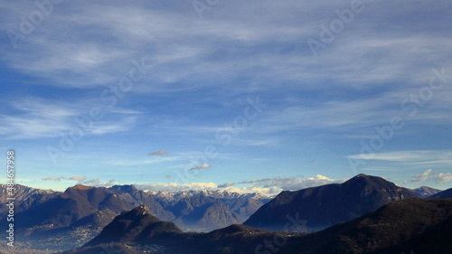 Veduta delle montagne svizzere del Cantone Ticino