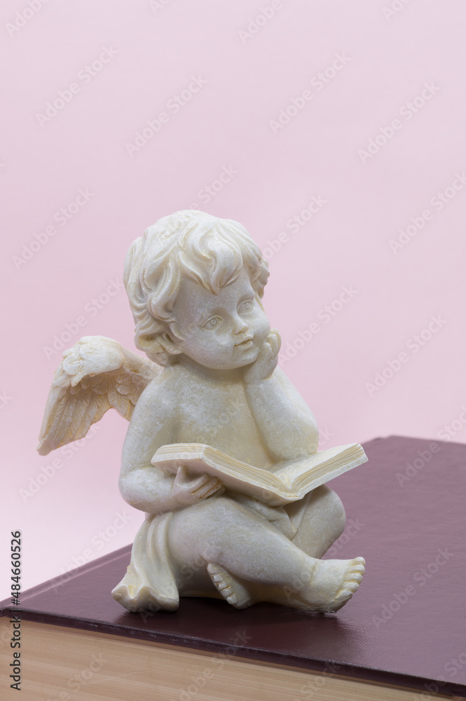 読書する天使の置物
