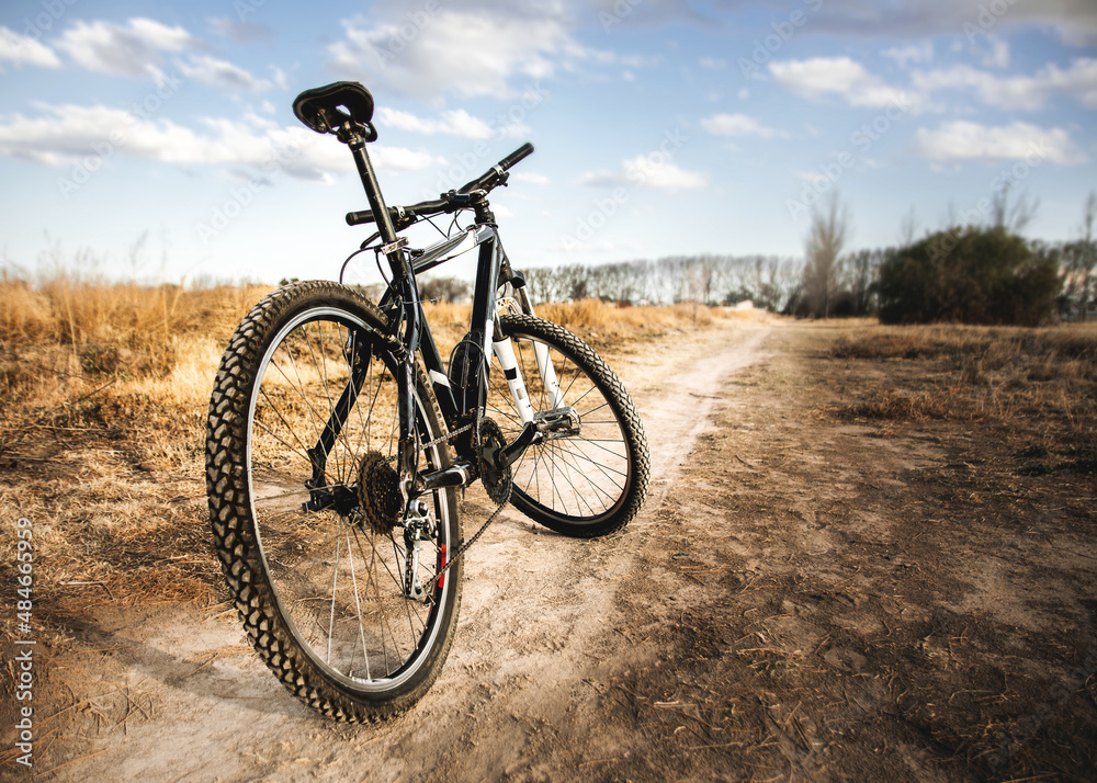 bicicleta todo terreno en el campo en un camino de tierra en un hermoso atardecer o amanecer. bicicleta todo terreno en el campo en un camino de tierra en un hermoso atardecer o amanecer.