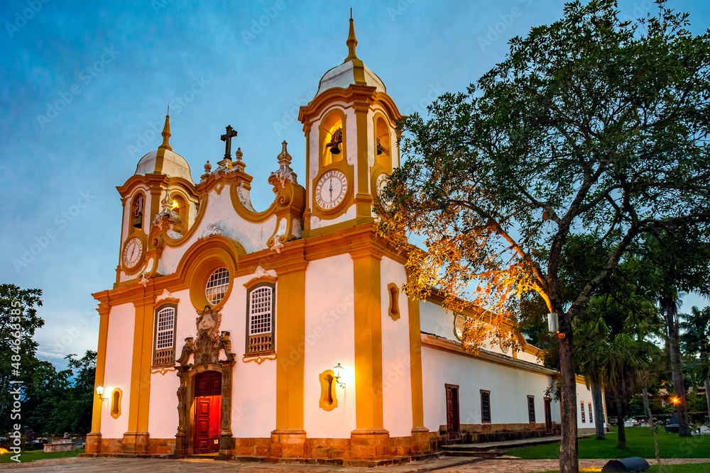 Fototapeta premium Historic church in the city of Tiradentes in Minas Gerais with its facade lit up at dusk