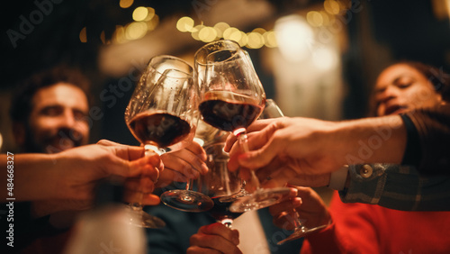 Foto Close Up Shot of People Cheers, Making Toasts and Touch with Wine and Champagne Glasses at a Garden Party Celebration with Friends on a Warm Summer Evening