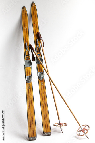 Altes Paar Skier mit Skiestöcken von Hofbauer