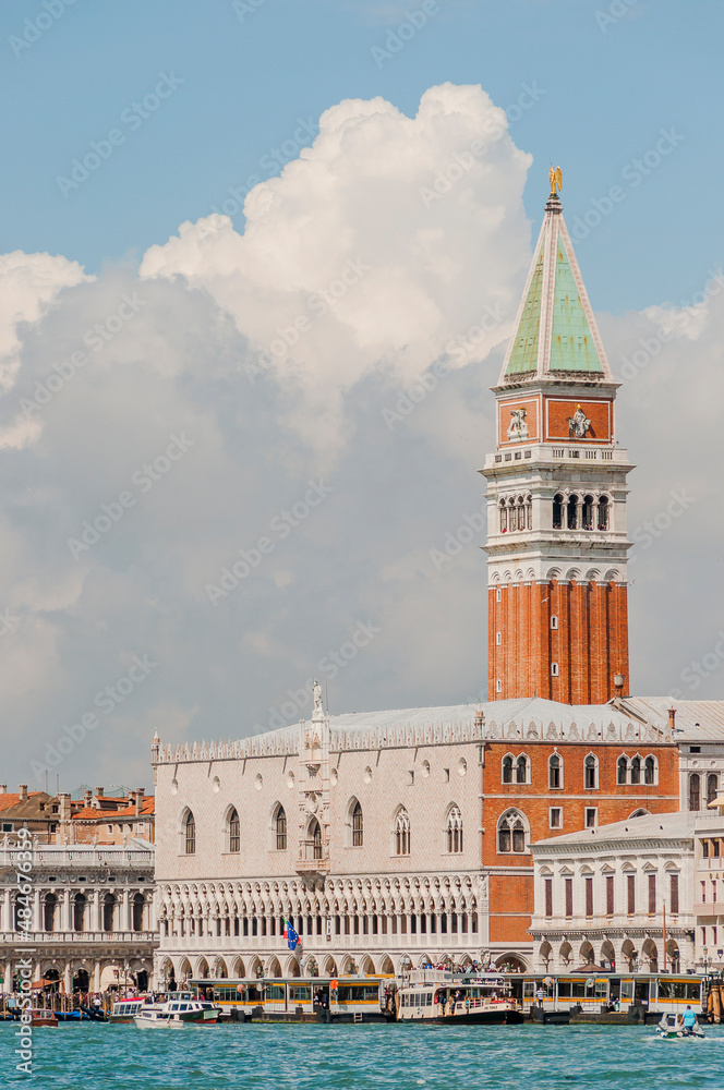 Fototapeta premium Venedig, San Marco, Markusdom, Markusplatz, Dogenpalast, Lagune, Insel, Altstadt, Gondel, Kanäle, Touristen, Schifffahrt, Sommer, Italien
