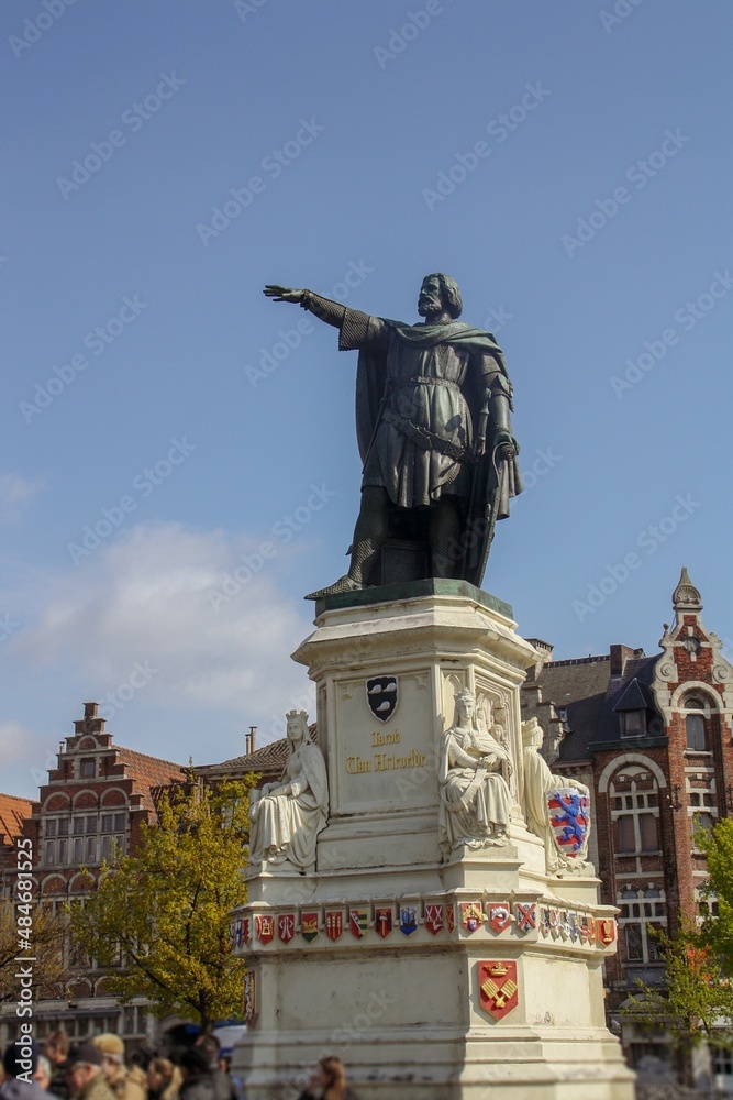 Estatua (DeVigne-Quyo, 1863) de Jacob Van Artevelde. Es una estatua de bronce ubicada en Vrijdagmarkt (Friday Market) en Gante.