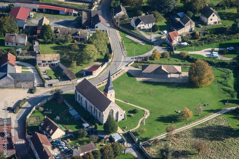 vue aérienne d'une église à Le Mesnil Simon dans l'Eure et Loir en France