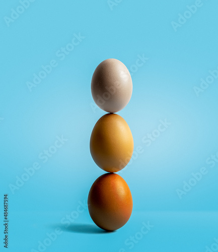 Uova di Pasqua su sfondo azzurro
