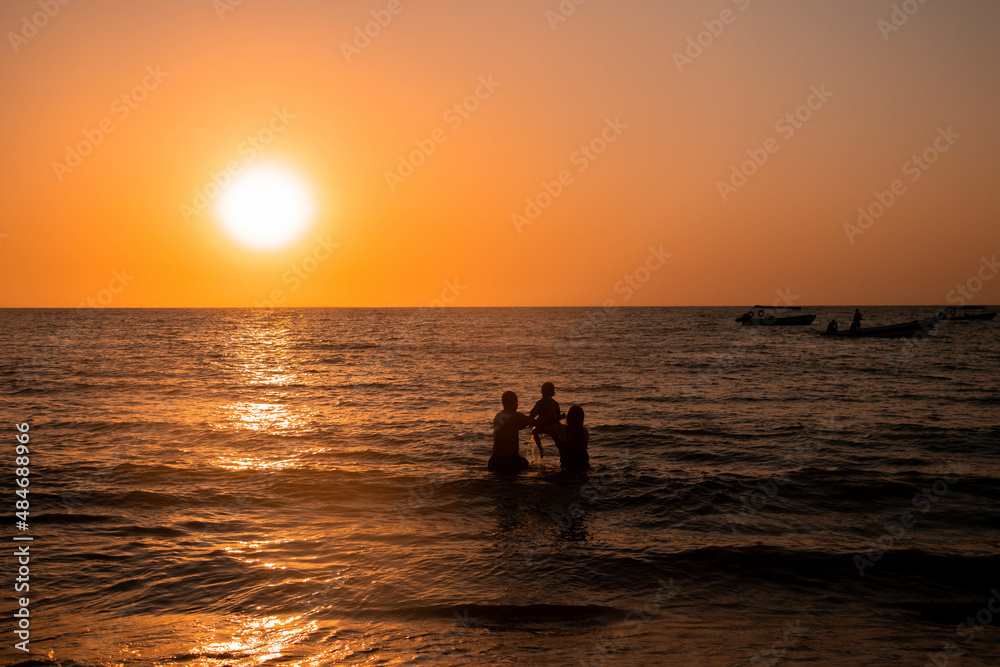 Atardecer en el mar, familia.