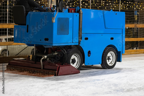 machine levels the ice after skating