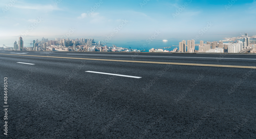 Fototapeta premium Freeway skyline and financial district modern buildings