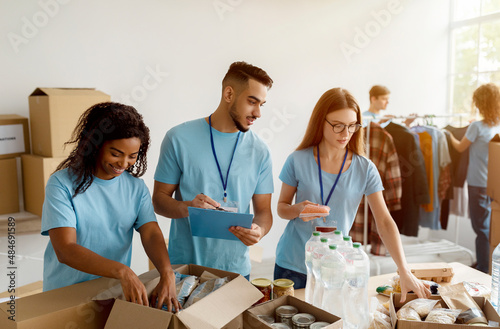 Canvas Print Young group of multiracial volunteers working in community charity donation cent