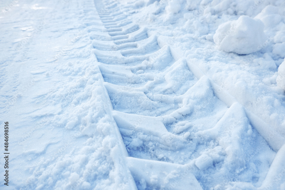 Obraz premium Tire tracks in fresh fallen snow.